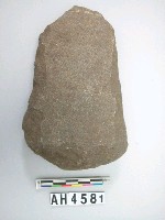 藏品(中型淺腰舌刃打製石斧)的圖片